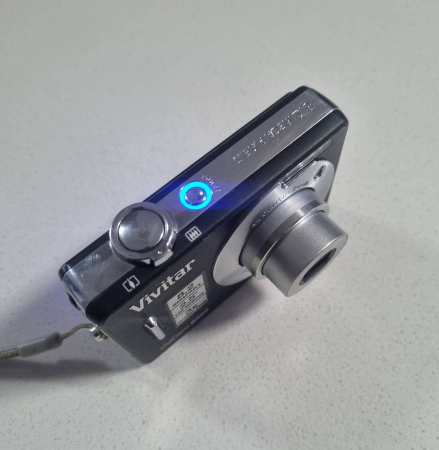 Vivitar digital camera 8320  8.2 m/pixel, 3 x optical zoom, video mode etc.