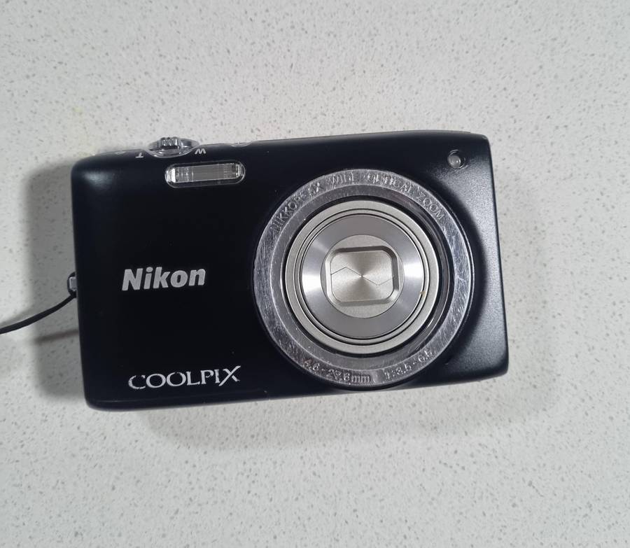 Nikon CoolPix digital camera S2700  (16 m/pixel, 6 x optical zoom)