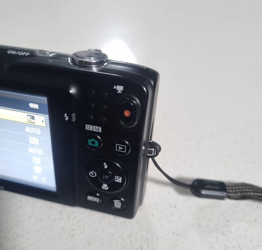 Nikon CoolPix digital camera S2700  (16 m/pixel, 6 x optical zoom)