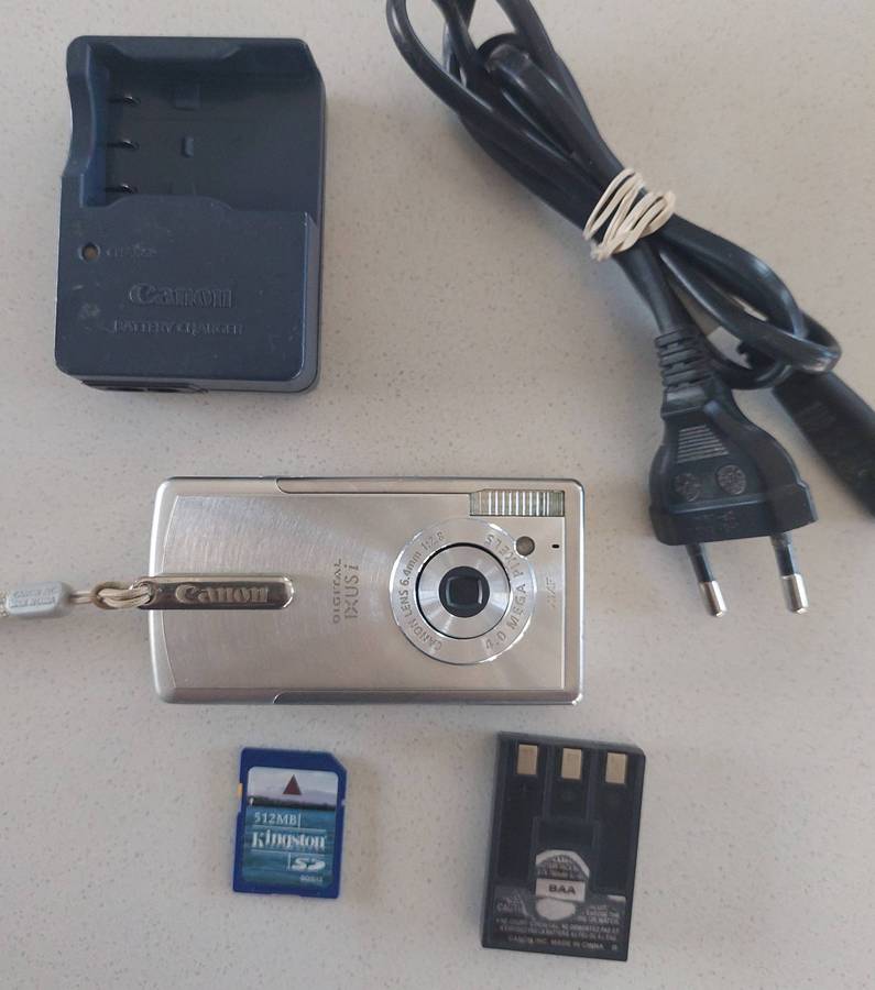 Canon "digital IXUS I" camera (4.0 m/pixel, 1 × optical zoom, video recording)