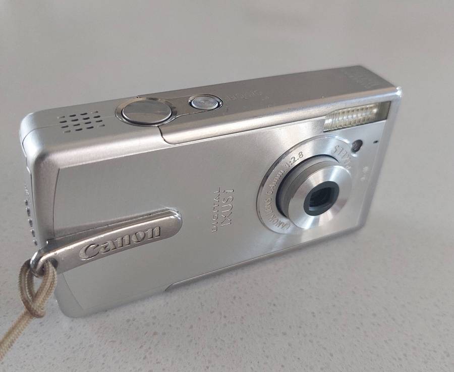 Canon "digital IXUS I" camera (4.0 m/pixel, 1 × optical zoom, video recording)