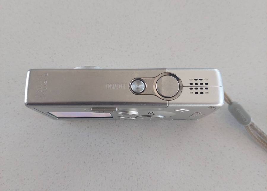 Canon "digital IXUS I" camera (4.0 m/pixel, 1 × optical zoom, video recording)