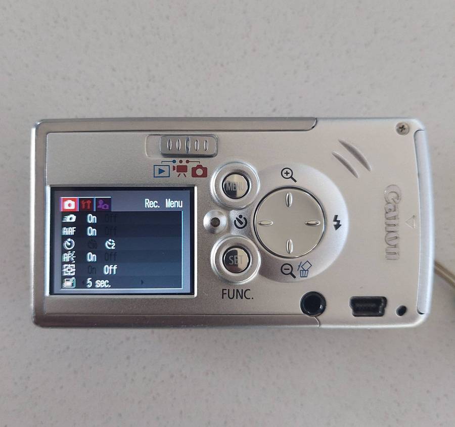 Canon "digital IXUS I" camera (4.0 m/pixel, 1 × optical zoom, video recording)