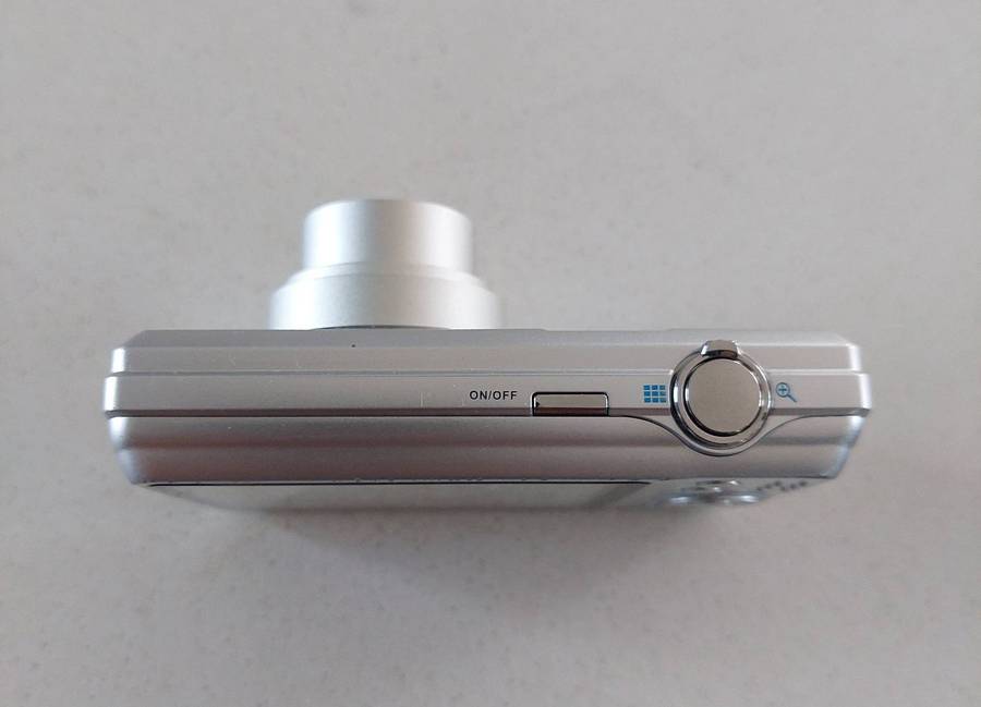 Praktika 16 m/pixel pocket camera (works % with box and acc)