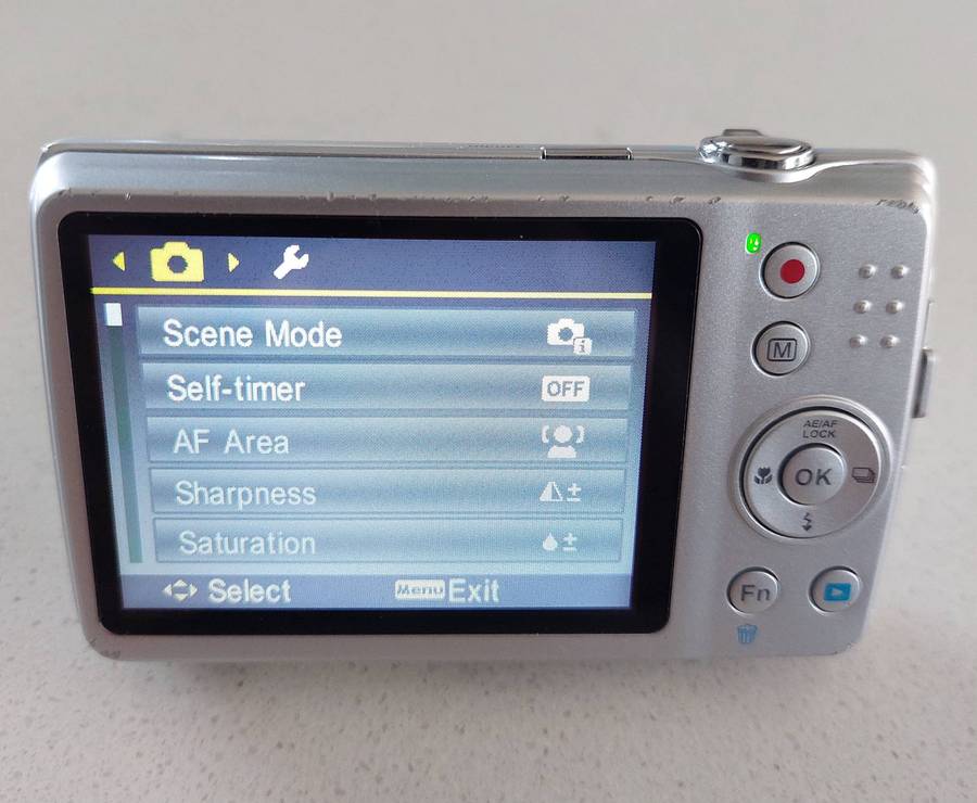 Praktika 16 m/pixel pocket camera (works % with box and acc)