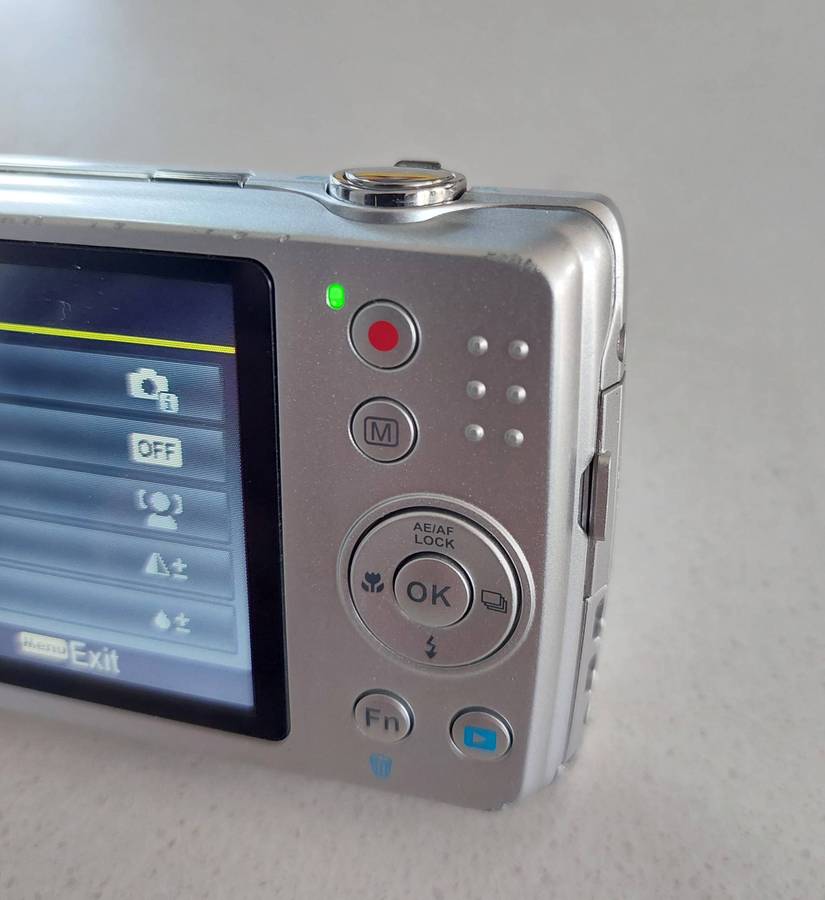 Praktika 16 m/pixel pocket camera (works % with box and acc)