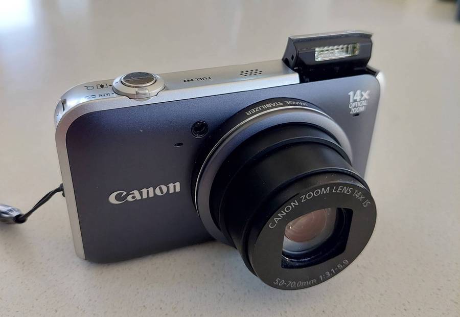 Canon PowerShot digital camera SX220 HS  (12.1 m/pixel, 14 x optical zoom, Full HD video)