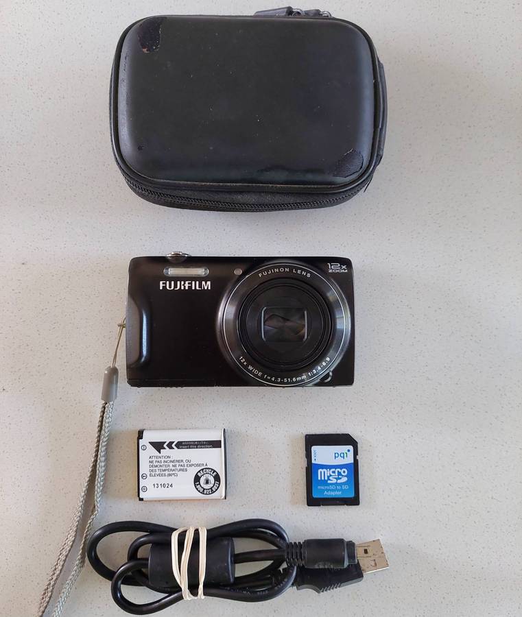 FujiFilm FinePix digital camera T550 (16 m/pixel, massive 12 x optical zoom, HD video recording)