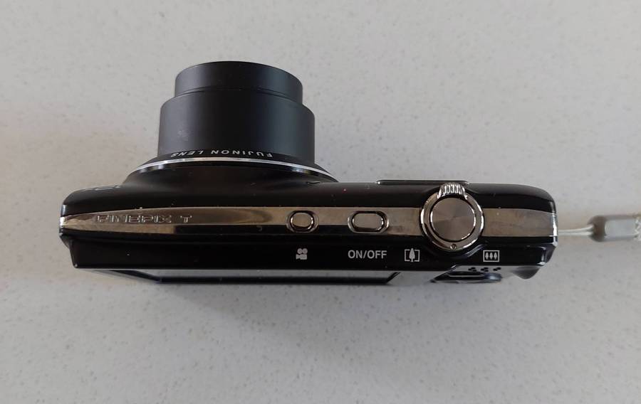 FujiFilm FinePix digital camera T550 (16 m/pixel, massive 12 x optical zoom, HD video recording)