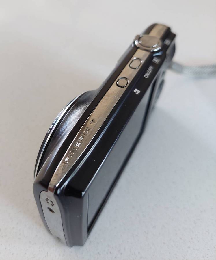 FujiFilm FinePix digital camera T550 (16 m/pixel, massive 12 x optical zoom, HD video recording)