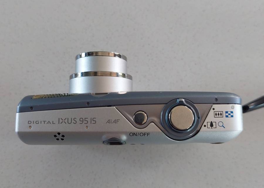 Canon IXUS digital camera 95 IS (10 m/pixel, 3 x optical zoom, video recording)
