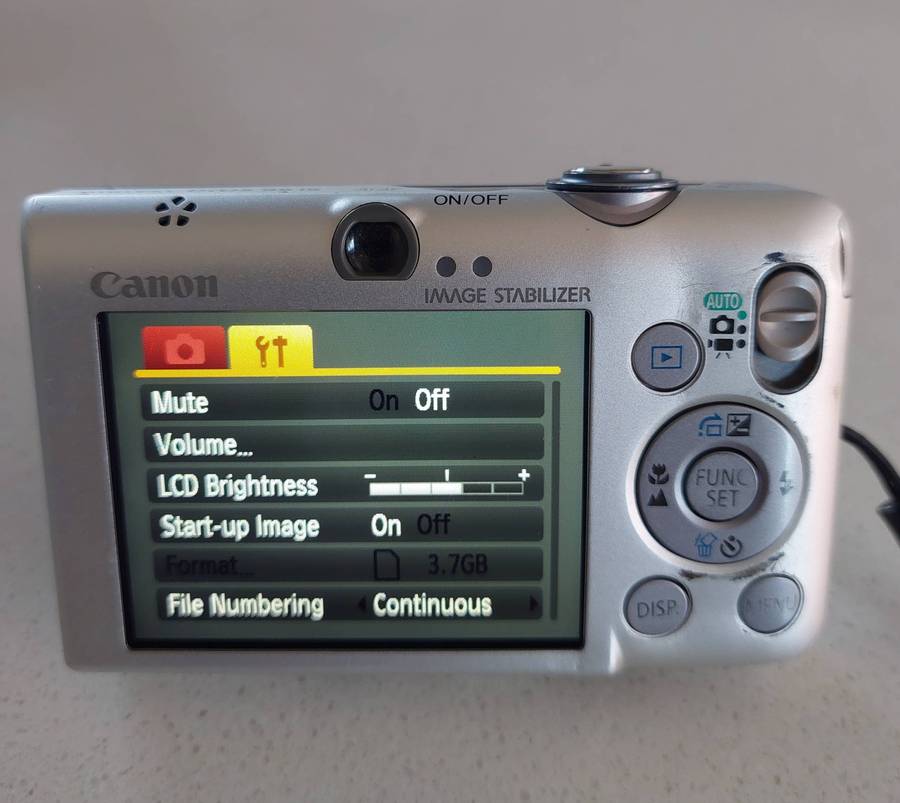 Canon IXUS digital camera 95 IS (10 m/pixel, 3 x optical zoom, video recording)