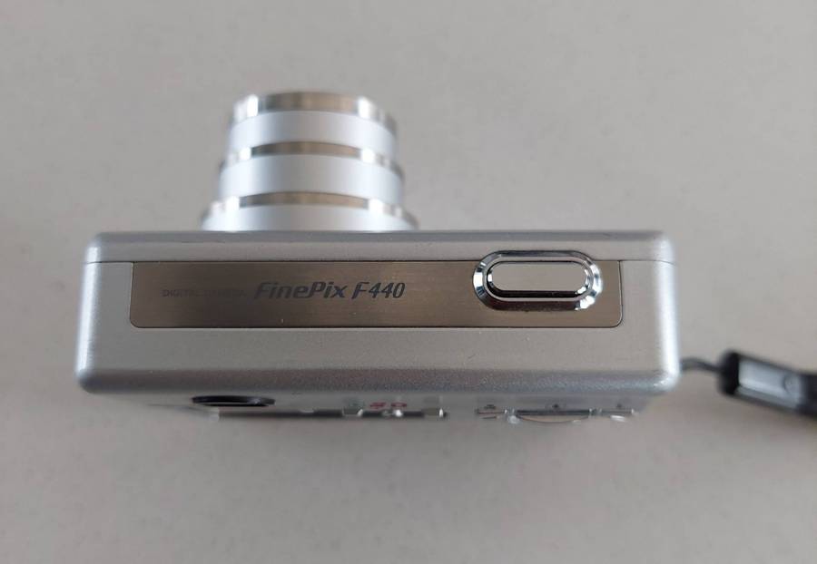 FujiFilm FinePix digital camera F440 (4.1 m/pixel, 3.4 optical zoom, video recording)