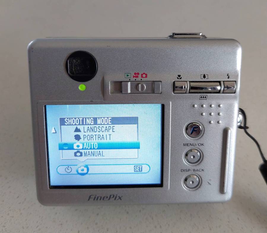 FujiFilm FinePix digital camera F440 (4.1 m/pixel, 3.4 optical zoom, video recording)