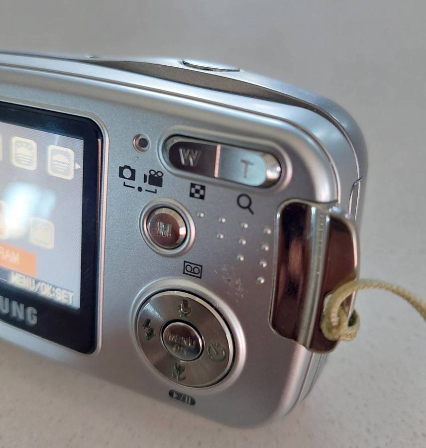 Samsung Digimax digital camera A40 (4.0 m/pixel, 3 x optical zoom, video recording)