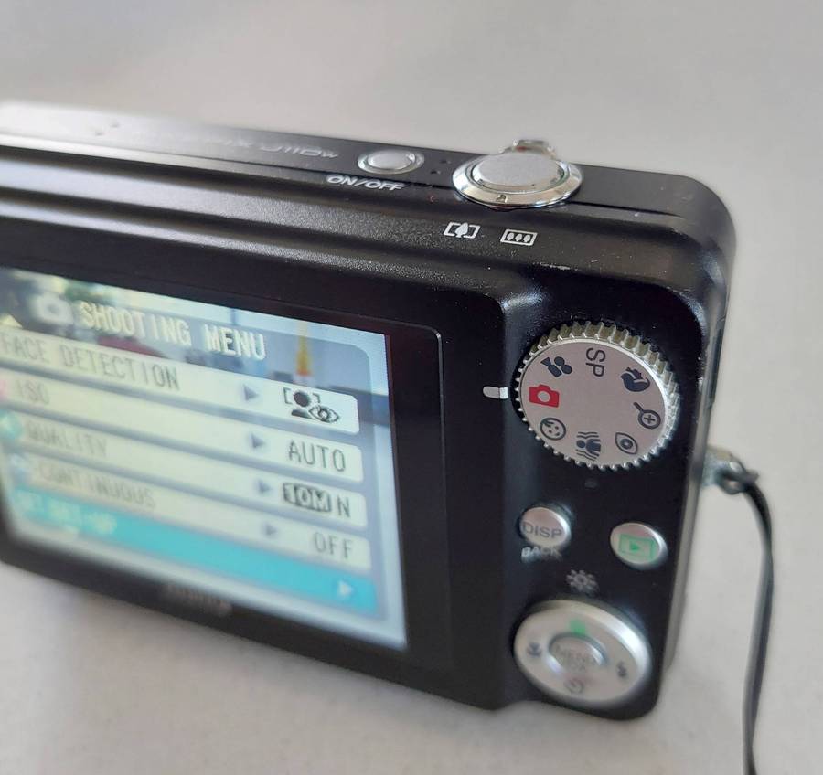 FujiFilm FinePix digital camera J110w (10 m/pixel, 5 x optical zoom, video recording)