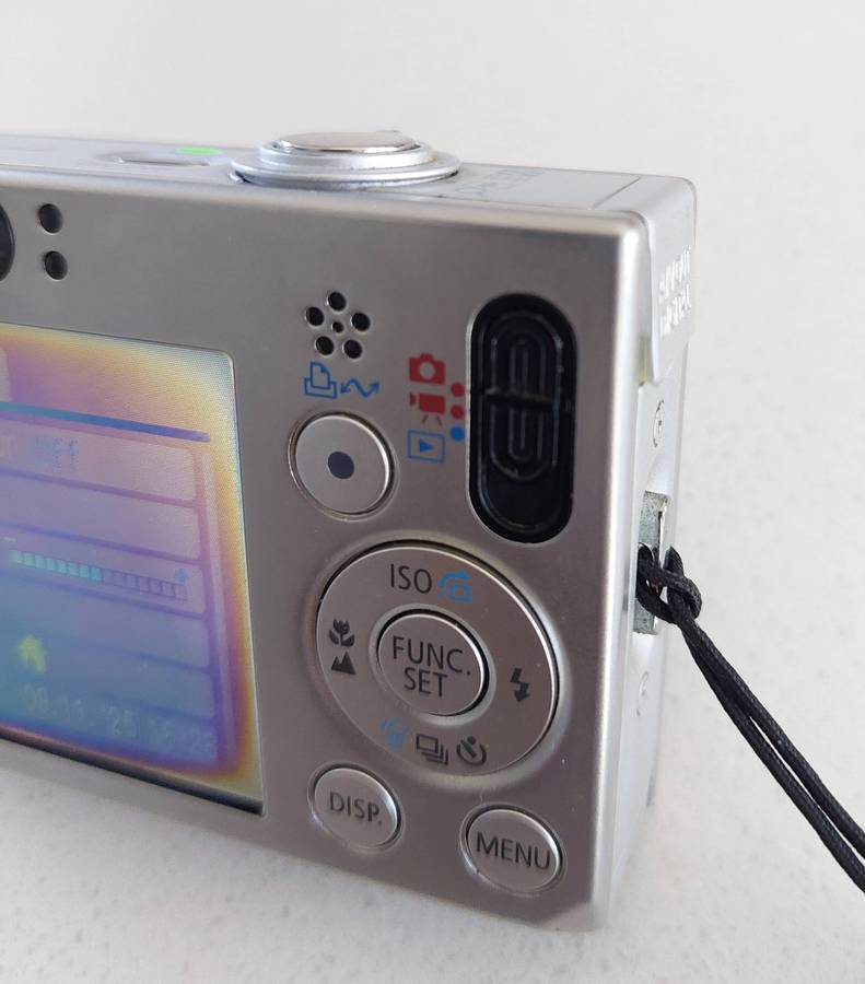 Canon IXUS digital camera 70 (7.1 m/pixel, 3 x optical zoom, video recording)