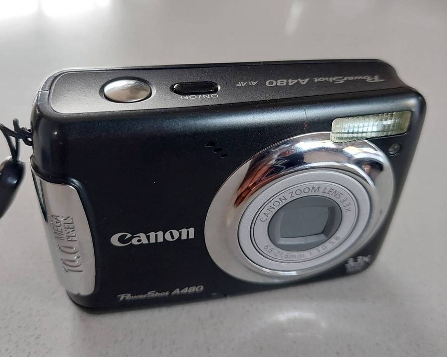 Canon PowerShot digital camera A480 (10 m/pixel, 3.3 x optical zoom, video recording)