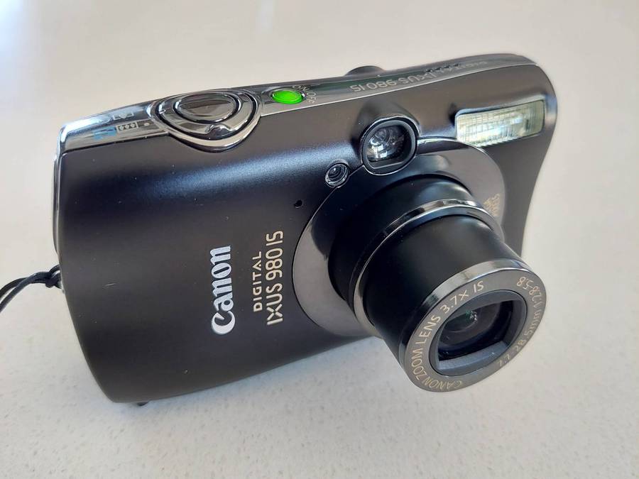 Canon IXUS digital camera 980 IS (14.7 m/pixel, 3.7 x optical zoom, video recording)