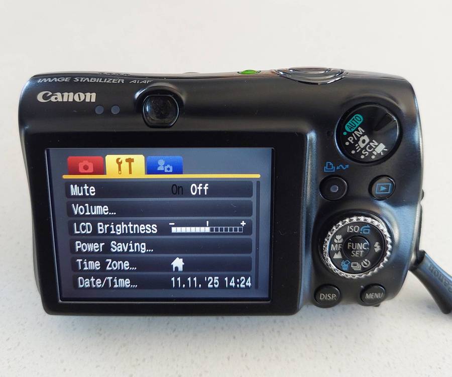 Canon IXUS digital camera 980 IS (14.7 m/pixel, 3.7 x optical zoom, video recording)