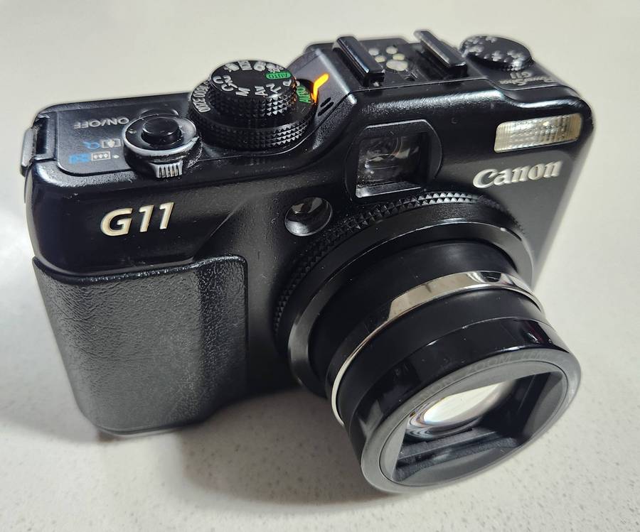 Canon G11 - Jpeg and RAW, 10 m/pixel, 5 x optical zoom, video recording