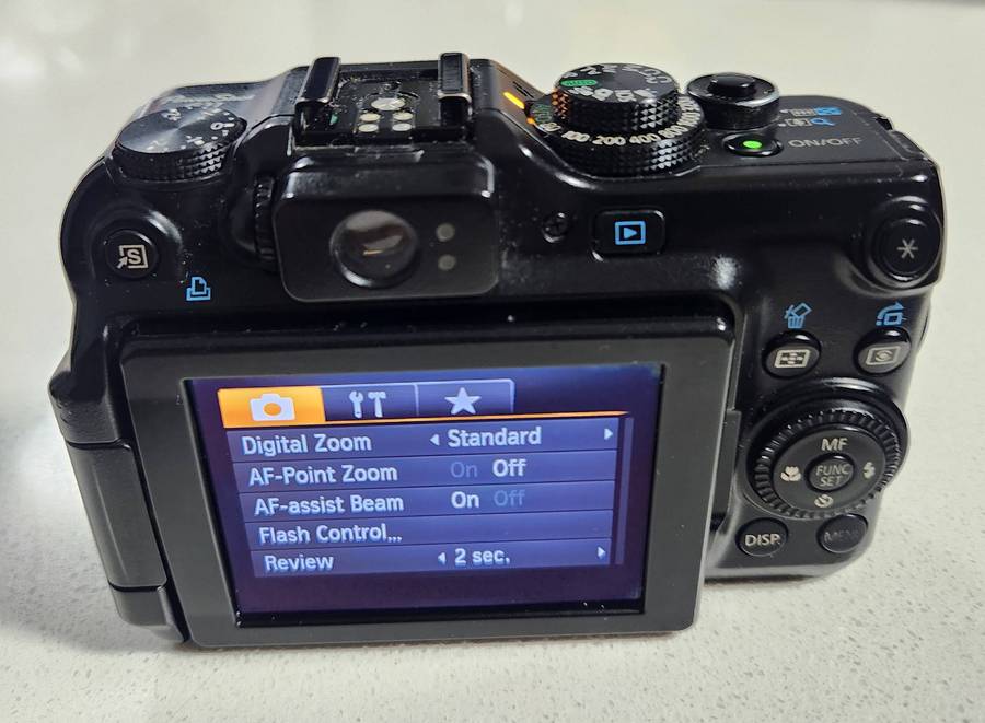 Canon G11 - Jpeg and RAW, 10 m/pixel, 5 x optical zoom, video recording