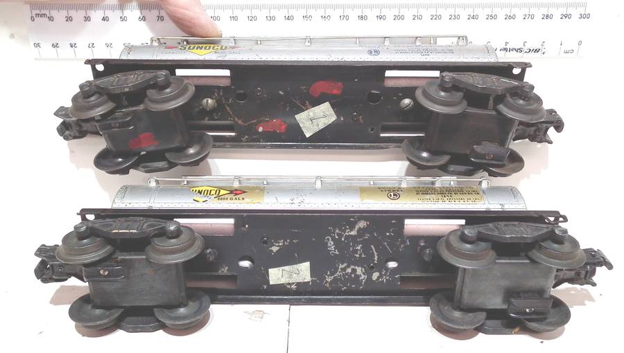 LIONEL O: Pots-War "SUNOCO GAS" 6000 Gal Tanker Cars in Fair Used condition(USA)