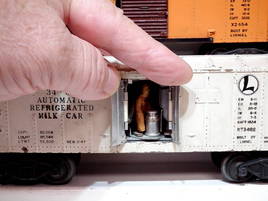 LIONEL O: Pots-War Auto Milk Car+PRR Freight Car in Fair Used condition(USA)