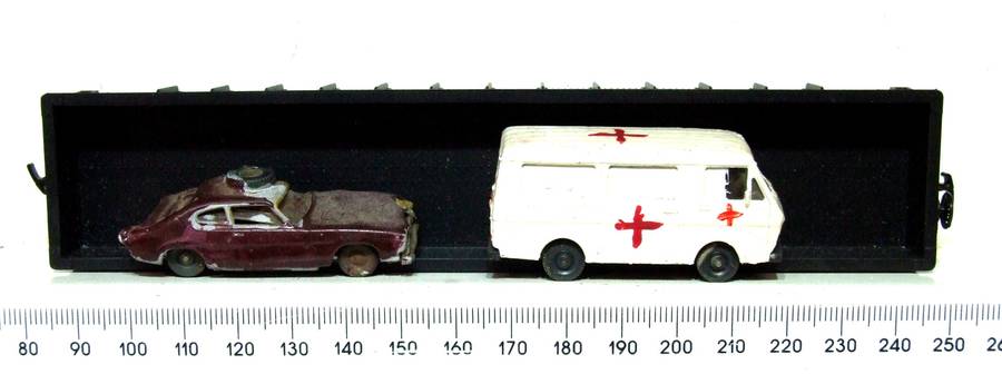 ATHEARN HO: EL 40' Gondola with Scrap Cars as Load in New Old Stock Boxed condition.(USA)