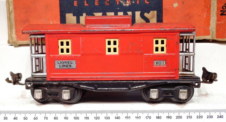 LIONEL O: Pre-War Caboose in Fair Used, Boxed condition(USA)