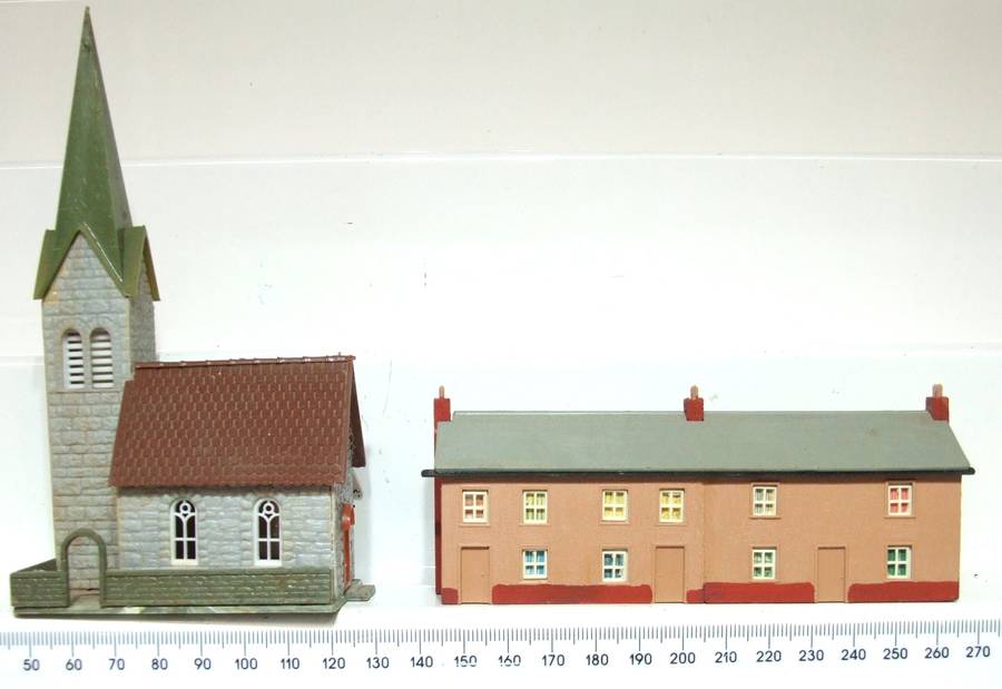 SCENERY N:  2x Plastic Structures in Good Used Condition.