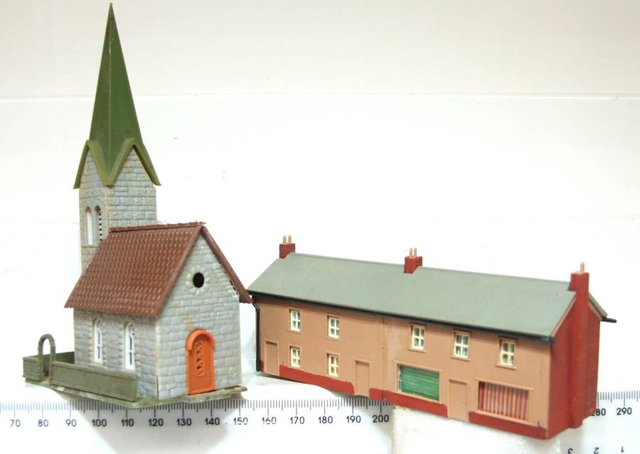 SCENERY N:  2x Plastic Structures in Good Used Condition.