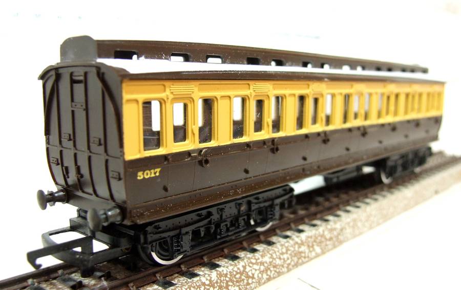 TRI-ANG OO: Vintage GWR Passenger Coach in Fair Un-Boxed condition(England)