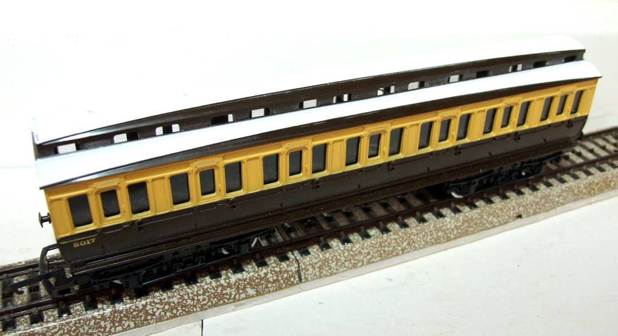 TRI-ANG OO: Vintage GWR Passenger Coach in Good Un-Boxed condition(England)