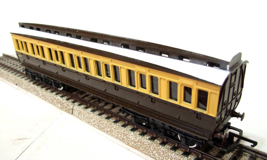 TRI-ANG OO: Vintage GWR Passenger Coach in Good Un-Boxed condition(England)
