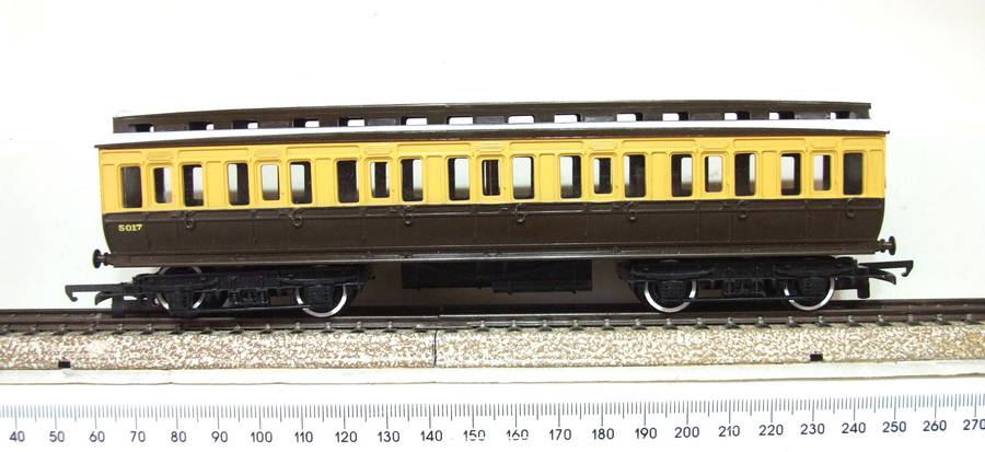 TRI-ANG OO: Vintage GWR Passenger Coach in Good Un-Boxed condition(England)