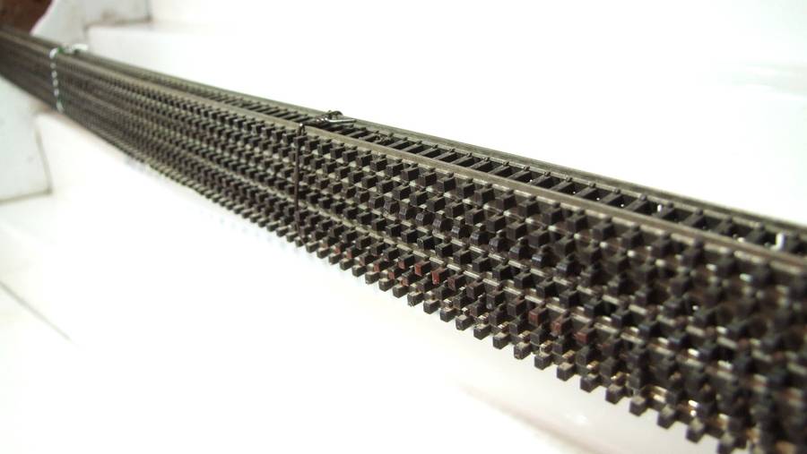 PECO N: This 7pc 600mm Long Nickel Silver Flex Track is in Fair Used Condition.(England)