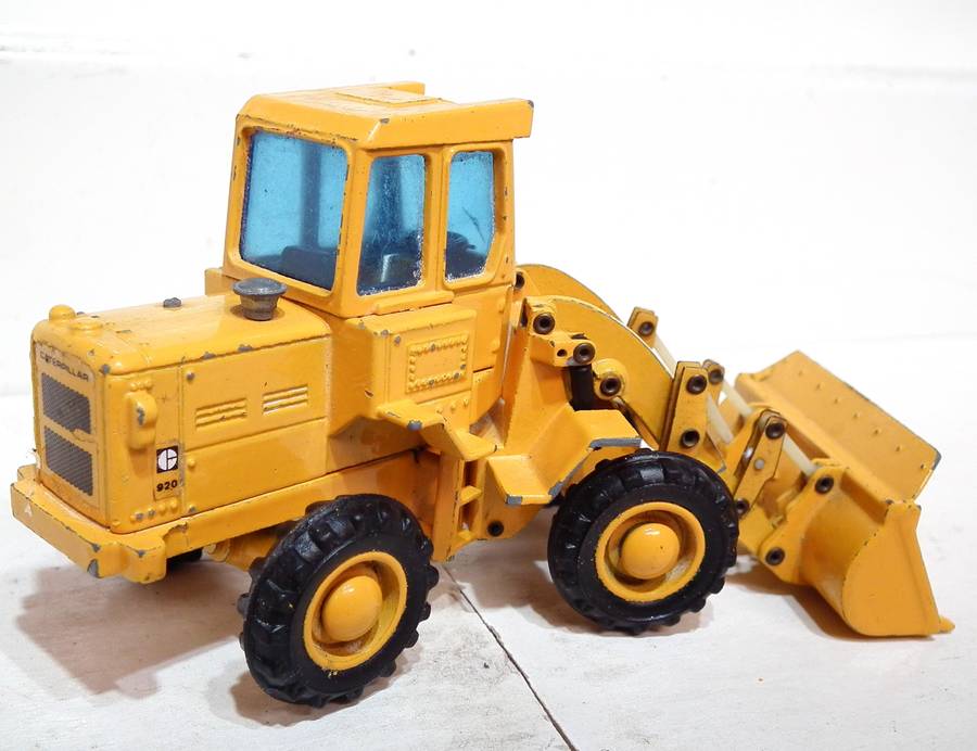 FOAL : Detailed CAT 920 Frontend Loader in Fair, Un-Boxed Used Condition.(Spain)