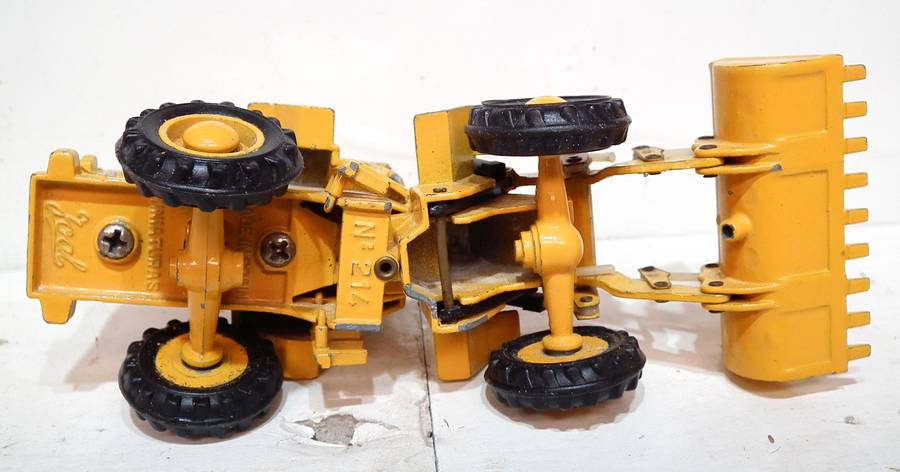 FOAL : Detailed CAT 920 Frontend Loader in Fair, Un-Boxed Used Condition.(Spain)