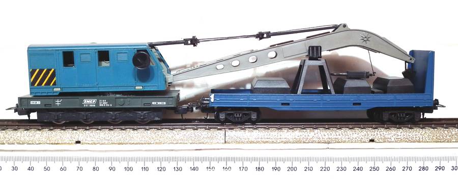 LIMA HO:  Vintage SNCF Recovery Crane and Tender in Good Boxed condition.