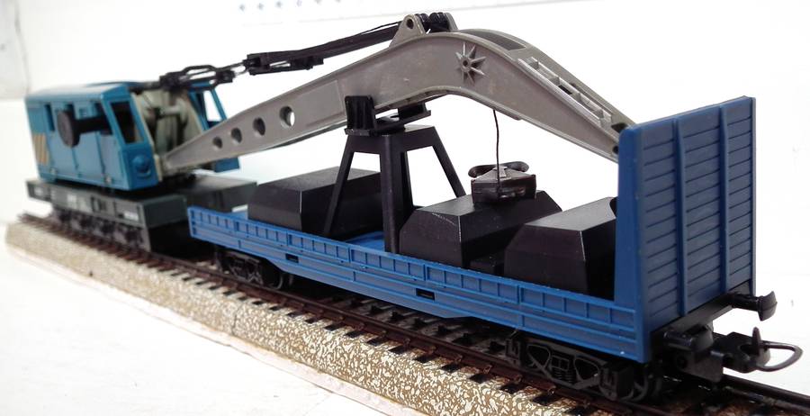 LIMA HO:  Vintage SNCF Recovery Crane and Tender in Good Boxed condition.