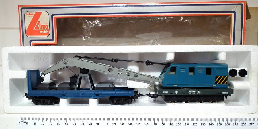 LIMA HO:  Vintage SNCF Recovery Crane and Tender in Good Boxed condition.