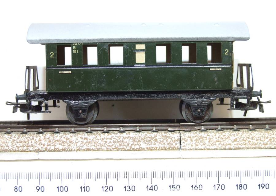MARKLIN HO: Vintage `DB` 2nd Class Passenger Wagon in Fair un-boxed condition (Germany)