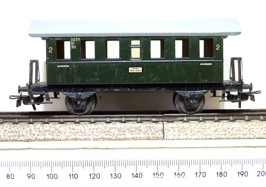 MARKLIN HO: Vintage `DB` 2nd Class Passenger Wagon in Fair un-boxed condition (Germany)