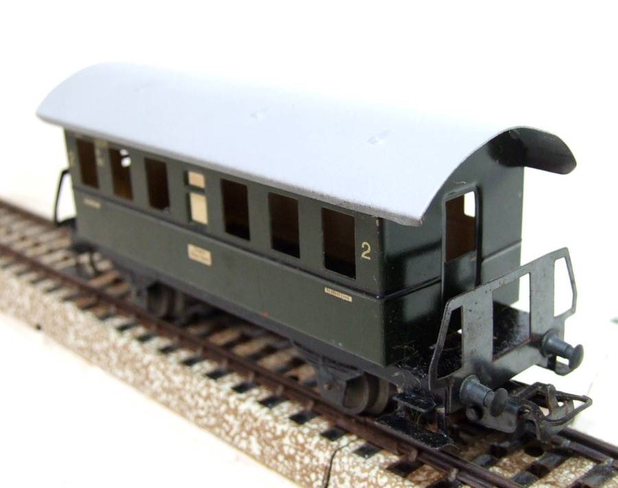 MARKLIN HO: Vintage `DB` 2nd Class Passenger Wagon in Fair un-boxed condition (Germany)