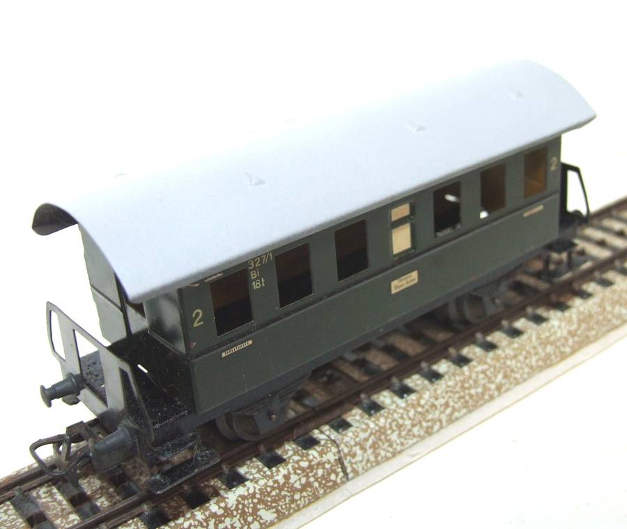 MARKLIN HO: Vintage `DB` 2nd Class Passenger Wagon in Fair un-boxed condition (Germany)