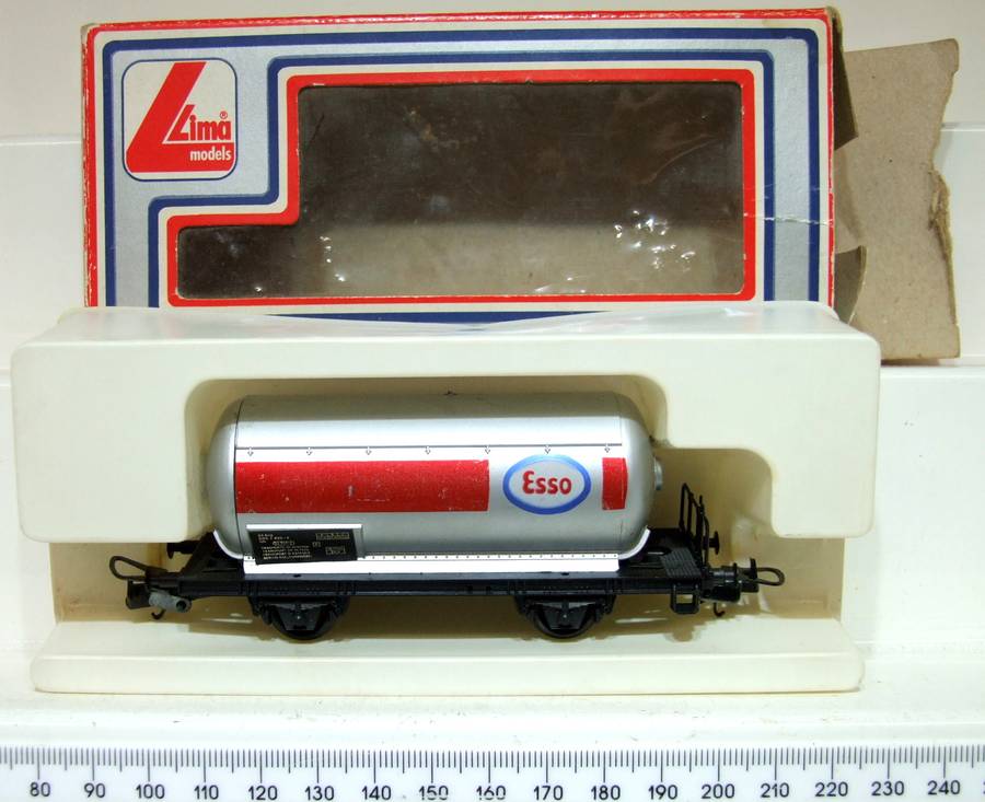 LIMA HO: Vintage ESSO Tanker Wagon in Very Good Boxed Condition (Italy)