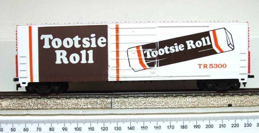 LIFE LIKE HO: TR 50' Box Car(8422) in New Old Stock Boxed condition.(USA)