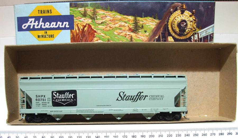 ATHEARN HO: "STAUFFER" 55' Centre Flow Hopper in Good Boxed condition.(USA)
