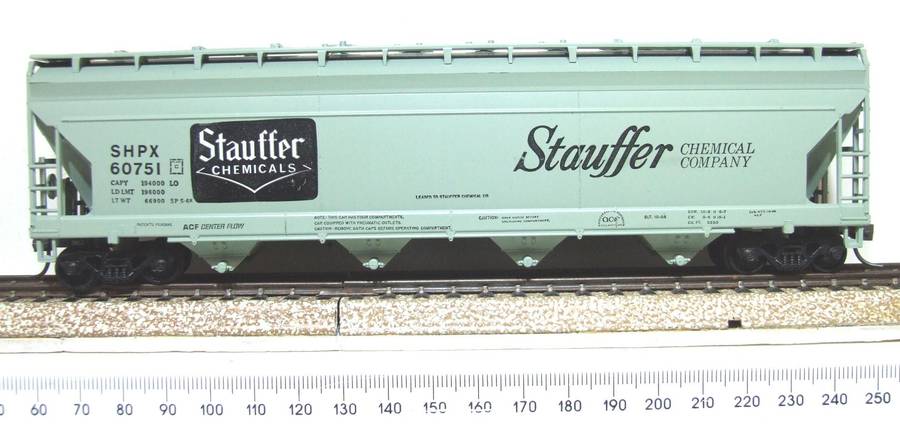 ATHEARN HO: "STAUFFER" 55' Centre Flow Hopper in Good Boxed condition.(USA)